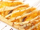 Рецепта Плодова пита за десерт от бутер тесто с киви, праскови и портокал за десерт или закуска